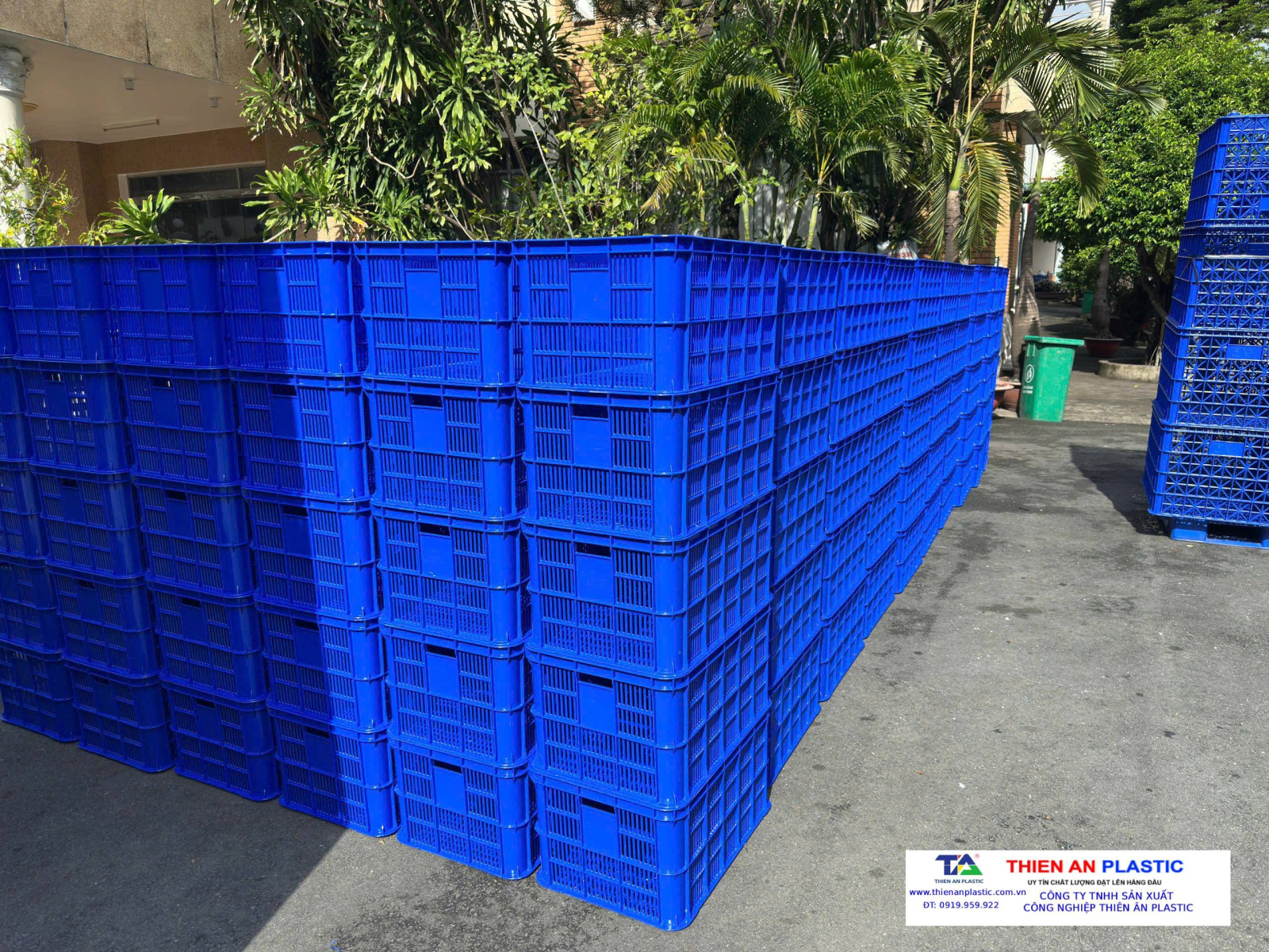 Thùng nhựa rỗng thủ dầu một